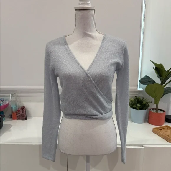 Brandy Melville Long Sleeve Shirt - Picture 1 of 3